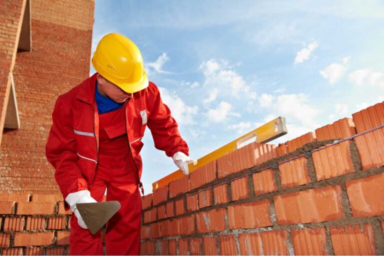 Como a escassez de mão de obra qualificada afeta a produtividade da construção