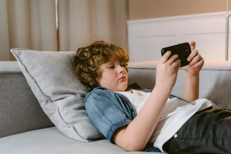 Como transformar seu celular em uma central de streaming pessoal